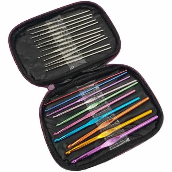 A set of 22 aluminium crochet needles in an elegant bag.